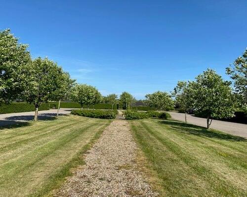 Attraktivt lejemål med god have i familievenligt kvarter.