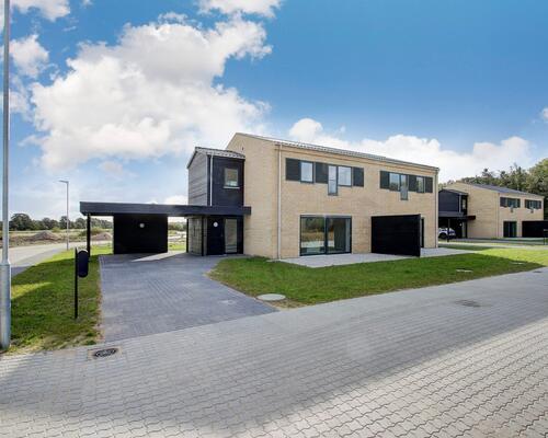 Halvt dobbelthus med skøn have