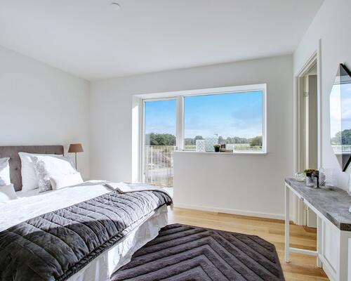 Halvt dobbelthus med skøn have