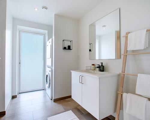 Halvt dobbelthus med skøn have