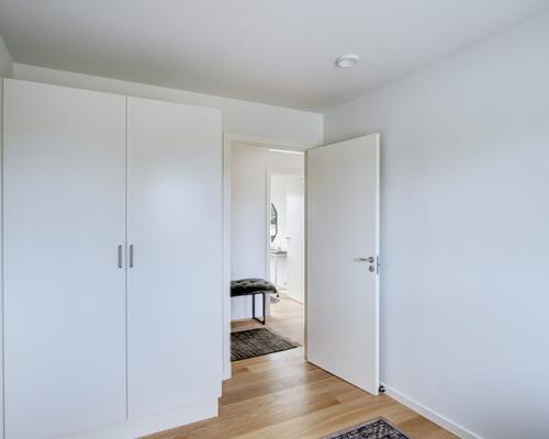 Halvt dobbelthus med skøn have