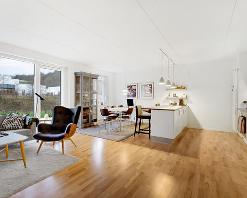 Moderne 4-værelses lejlighed med altan på Eternitten