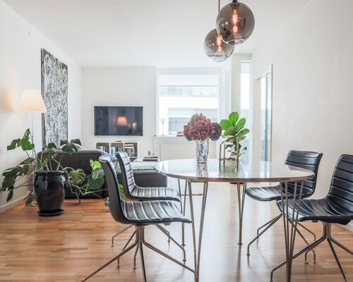 Ideelt beliggende på Amerika Plads ved Langelinie, få skridt fra Østerport Station og metroen med fremragende transportforbindelser og en attraktiv københavnsk adresse.