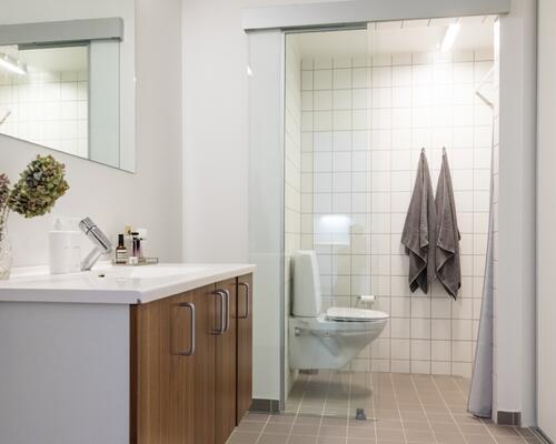 Ideelt beliggende på Amerika Plads ved Langelinie, få skridt fra Østerport Station og metroen med fremragende transportforbindelser og en attraktiv københavnsk adresse.