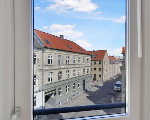 Stor lys 2-værelses studiebolig i Vestbyen