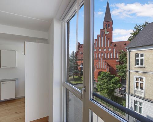 Stor lys 2-værelses studiebolig i Vestbyen