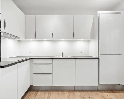 Nyrenoveret 2-værelses i Skalborg med elevator og lukket gårdmiljø – tæt på Aalborg Storcenter og bus