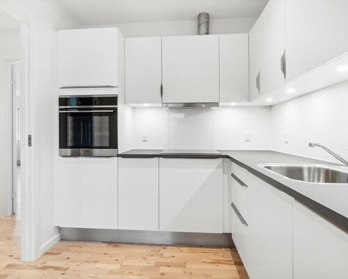 Nyrenoveret 2-værelses i Skalborg med elevator og lukket gårdmiljø – tæt på Aalborg Storcenter og bus