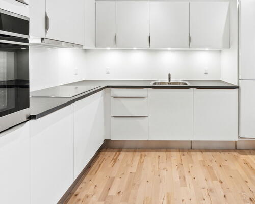 Nyrenoveret 2-værelses i Skalborg med elevator og lukket gårdmiljø – tæt på Aalborg Storcenter og bus