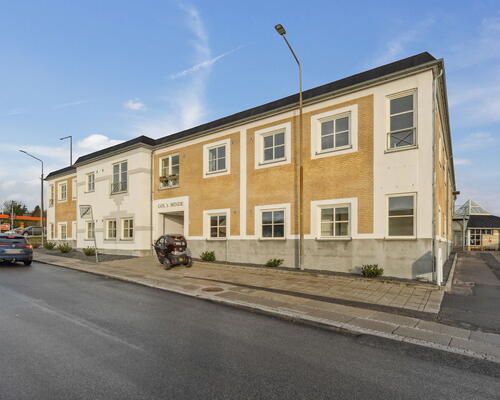 Nyrenoveret 2-værelses i Skalborg med elevator og lukket gårdmiljø – tæt på Aalborg Storcenter og bus