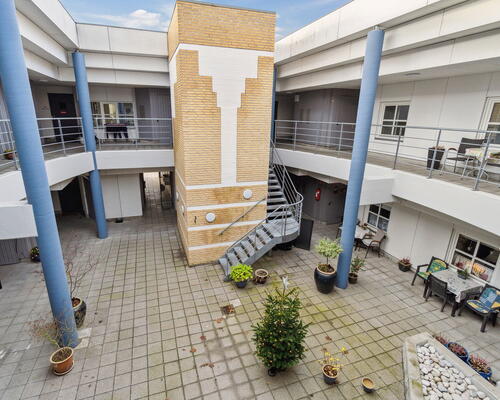 Nyrenoveret 2-værelses i Skalborg med elevator og lukket gårdmiljø – tæt på Aalborg Storcenter og bus