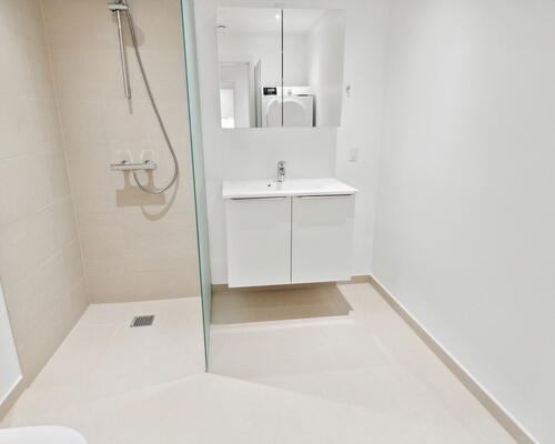 Nyrenoveret 2-værelses i Skalborg med elevator og lukket gårdmiljø – tæt på Aalborg Storcenter og bus