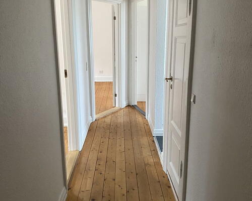 Klassisk 3-værelses på 80 m2 tæt på gågaden – lys, indretningsvenlig og med fælles gårdmiljø