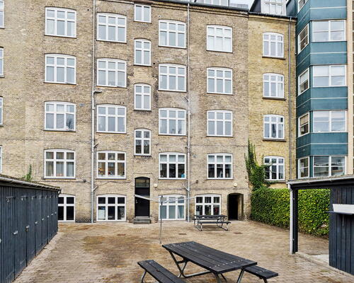 Klassisk 3-værelses på 80 m2 tæt på gågaden – lys, indretningsvenlig og med fælles gårdmiljø