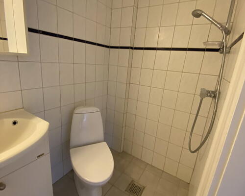 Klassisk 3-værelses på 80 m2 tæt på gågaden – lys, indretningsvenlig og med fælles gårdmiljø
