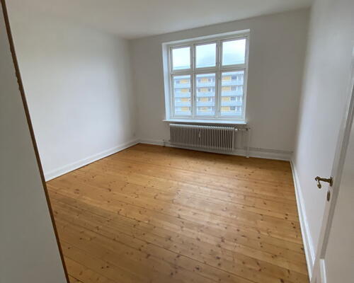 Klassisk 3-værelses på 80 m2 tæt på gågaden – lys, indretningsvenlig og med fælles gårdmiljø