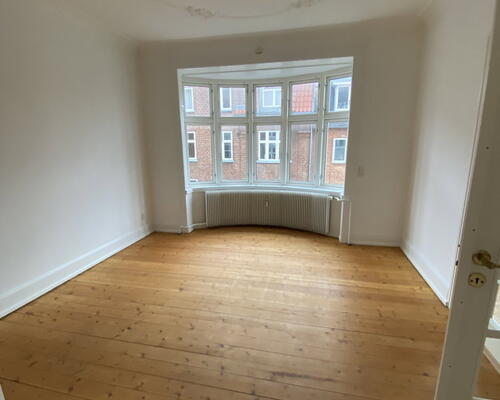 Klassisk 3-værelses på 80 m2 tæt på gågaden – lys, indretningsvenlig og med fælles gårdmiljø