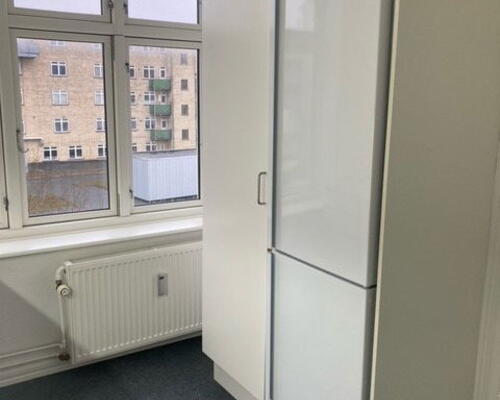 Klassisk 3-værelses på 80 m2 tæt på gågaden – lys, indretningsvenlig og med fælles gårdmiljø