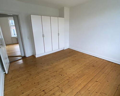 Klassisk 3-værelses på 80 m2 tæt på gågaden – lys, indretningsvenlig og med fælles gårdmiljø