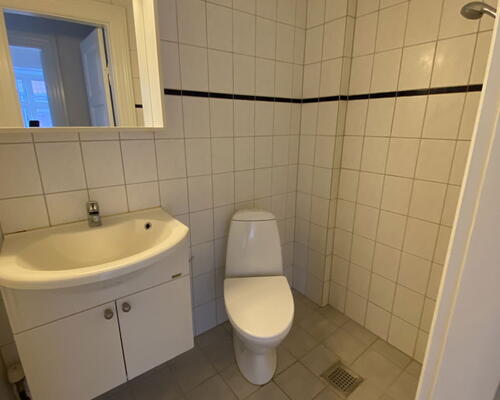 Klassisk 3-værelses på 80 m2 tæt på gågaden – lys, indretningsvenlig og med fælles gårdmiljø