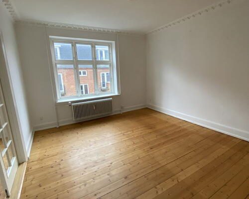 Klassisk 3-værelses på 80 m2 tæt på gågaden – lys, indretningsvenlig og med fælles gårdmiljø