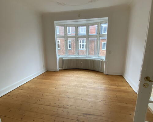 Klassisk 3-værelses på 80 m2 tæt på gågaden – lys, indretningsvenlig og med fælles gårdmiljø