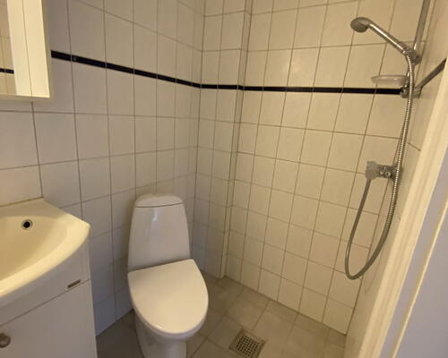 Klassisk 3-værelses på 80 m2 tæt på gågaden – lys, indretningsvenlig og med fælles gårdmiljø