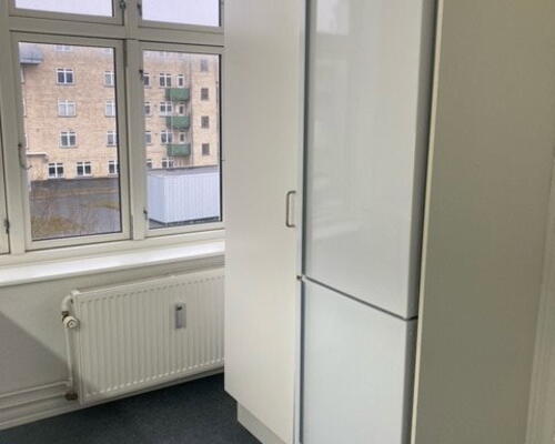 Klassisk 3-værelses på 80 m2 tæt på gågaden – lys, indretningsvenlig og med fælles gårdmiljø