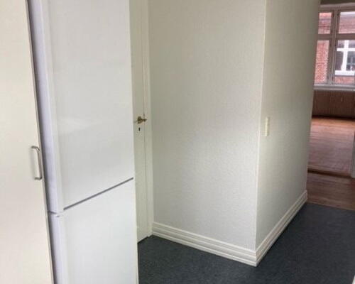 Klassisk 3-værelses på 80 m2 tæt på gågaden – lys, indretningsvenlig og med fælles gårdmiljø