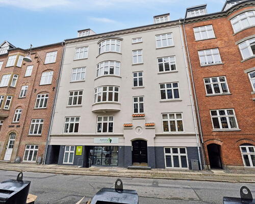 Klassisk 3-værelses på 80 m2 tæt på gågaden – lys, indretningsvenlig og med fælles gårdmiljø