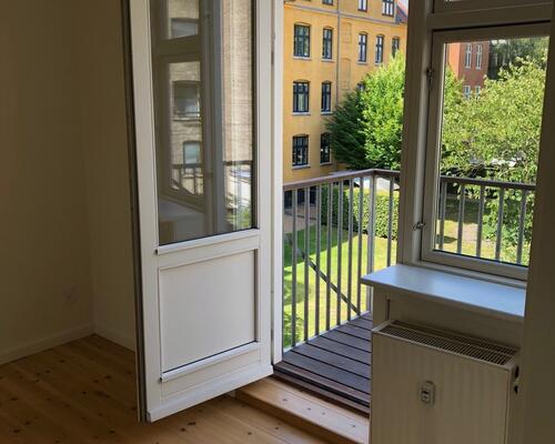 Solrig altan i parklignende gård