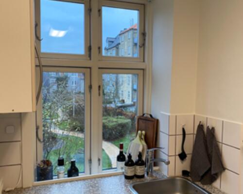 Solrig altan i parklignende gård