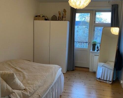 Solrig altan i parklignende gård