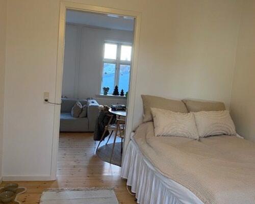 Solrig altan i parklignende gård