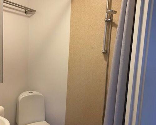 Solrig altan i parklignende gård