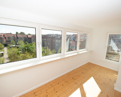 Indbydende taglejlighed med skøn udsigt og moderne faciliteter