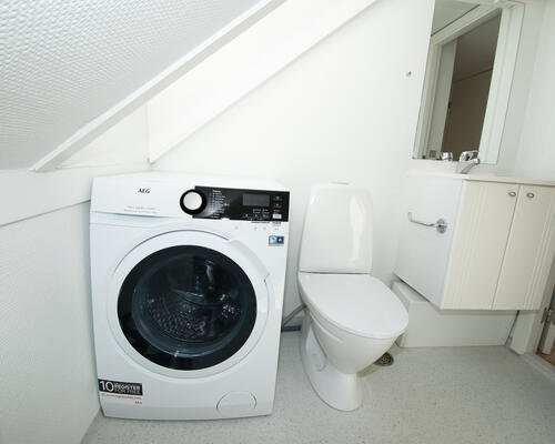 Indbydende taglejlighed med skøn udsigt og moderne faciliteter