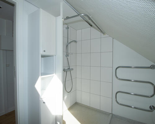 Indbydende taglejlighed med skøn udsigt og moderne faciliteter