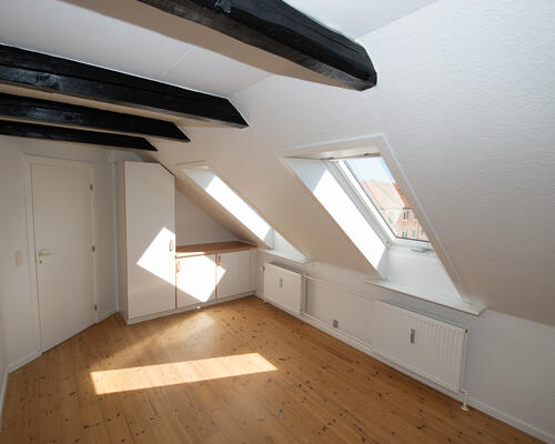 Indbydende taglejlighed med skøn udsigt og moderne faciliteter