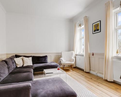 Stor 7-værelses lejlighed i stueplan ved byparken