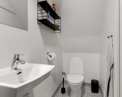 Stor 7-værelses lejlighed i stueplan ved byparken