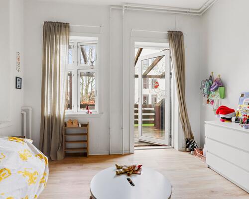 Stor 7-værelses lejlighed i stueplan ved byparken