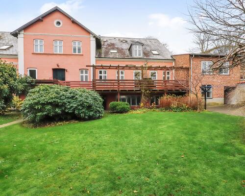 Stor 7-værelses lejlighed i stueplan ved byparken