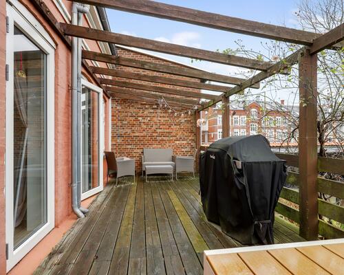 Stor 7-værelses lejlighed i stueplan ved byparken