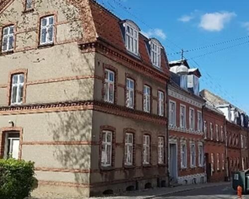 Stor 3. værelses stuelejlighed