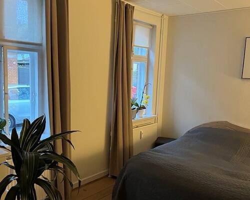 Stor 3. værelses stuelejlighed