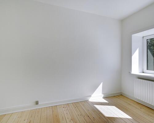 Lys 4-værelses på 81 m2 med tre gode værelser – tæt på indkøb, bus og sport