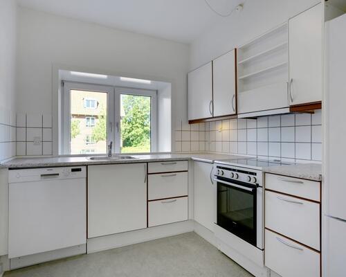 Lys 4-værelses på 81 m2 med tre gode værelser – tæt på indkøb, bus og sport