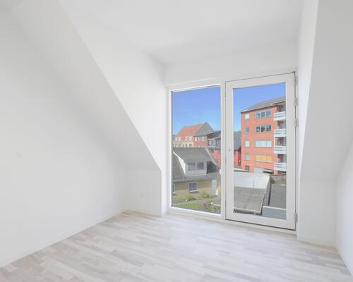 Lækker ny taglejlighed med god udsigt og altan - husdyr tilladt