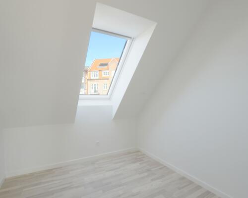 Lækker ny taglejlighed med god udsigt og altan - husdyr tilladt